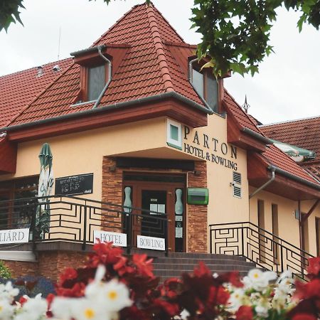 Parton Hotel&Bowling Tiszakécske Buitenkant foto