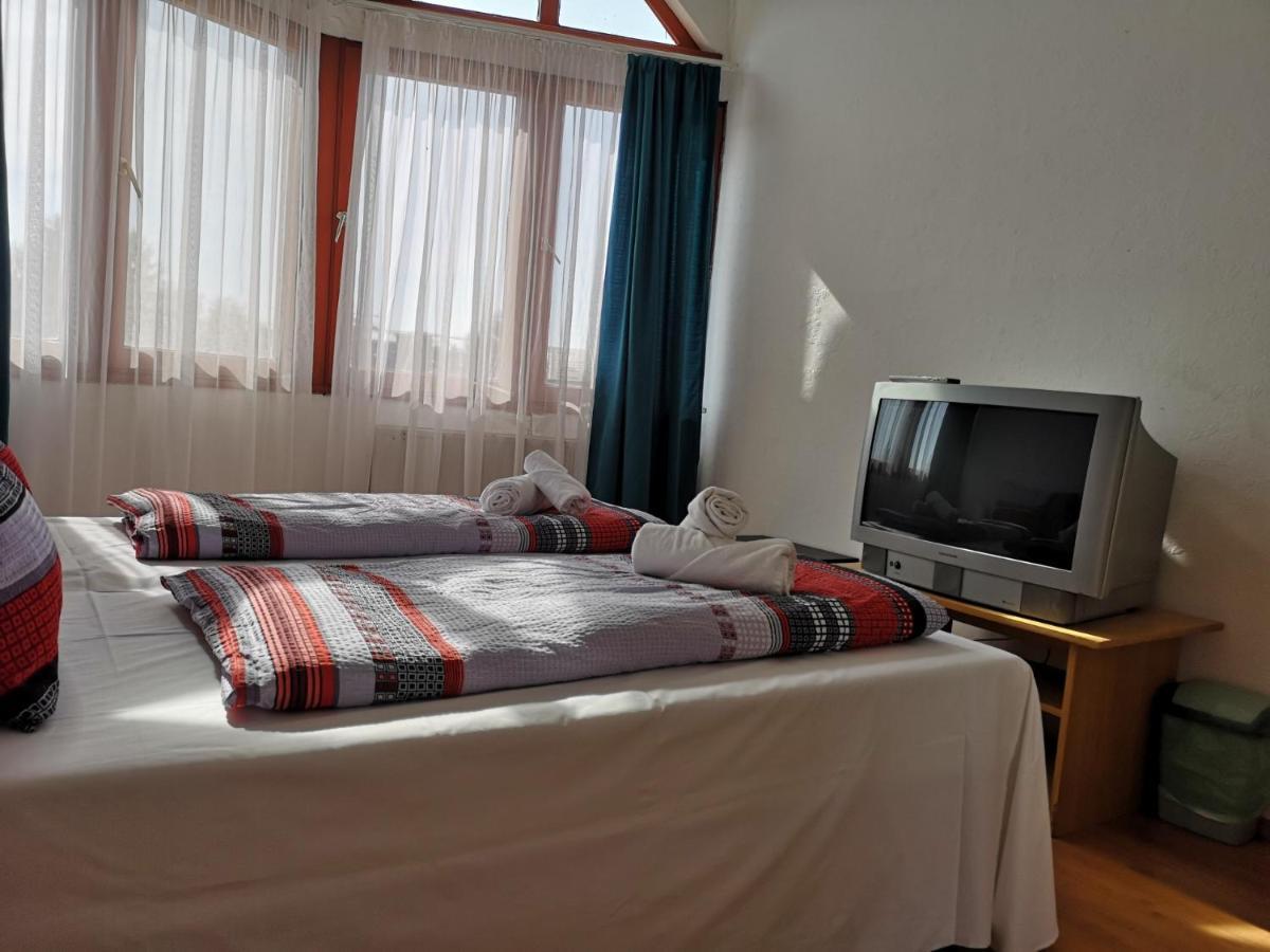 Parton Hotel&Bowling Tiszakécske Buitenkant foto